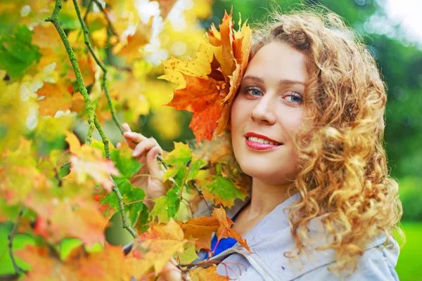 Mooie Jonge Plussize Model Met Lang Krullend Haar Herfst Park — Stockfoto