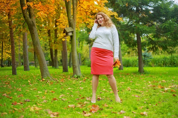 Mooie Jonge Plussize Model Met Lang Krullend Haar Herfst Park — Stockfoto