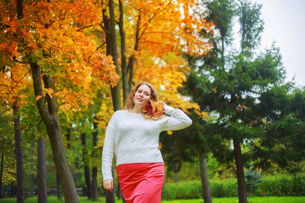 Piękne Młode Plussize Modelu Długie Kręcone Włosy Parku Jesień — Zdjęcie stockowe