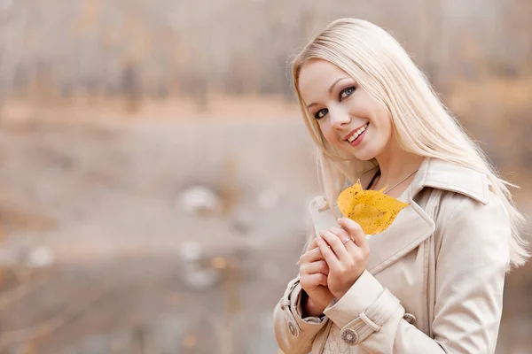 Stilvolle Blonde Frau Spaziert Herbstpark — Stockfoto