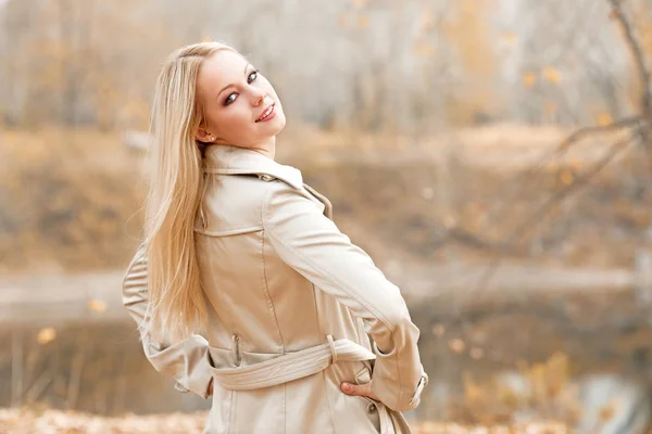 Glücklich Stylische Blonde Frau Die Herbstlichen Park Spaziert — Stockfoto