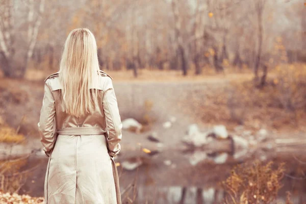 Κομψό Ξανθιά Γυναίκα Που Περπατά Στο Πάρκο Φθινόπωρο — Φωτογραφία Αρχείου