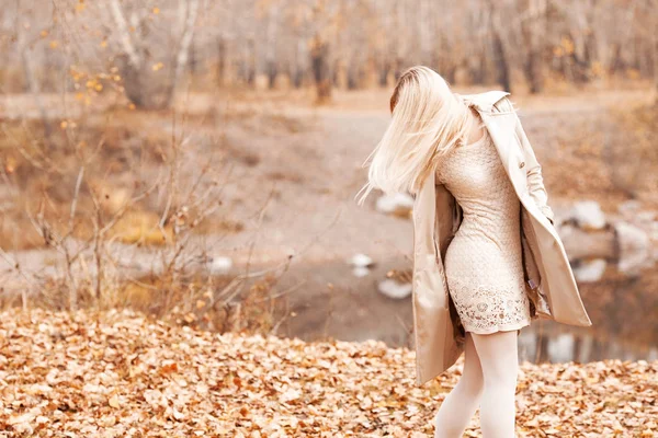 Heureuse Femme Blonde Élégante Marchant Dans Parc Automne — Photo