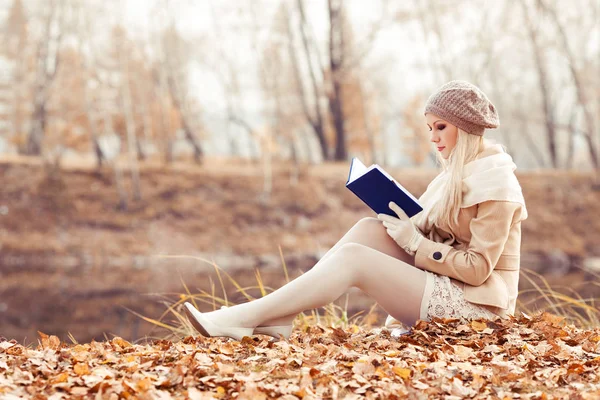 Mutlu Sarışın Kadın Sonbahar Parkta Okuma — Stok fotoğraf