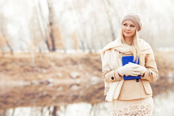 Happy Stylish Blond Woman Reading Autumn Park — Stock Photo, Image