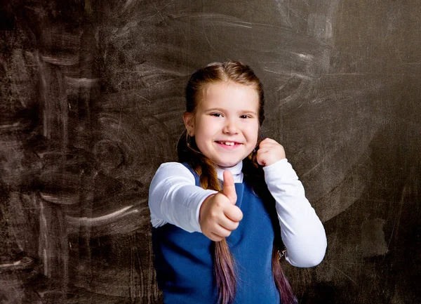 Aranyos Kis Iskolás Ellen Palatábla Lány Hüvelykujjával Felfelé — Stock Fotó