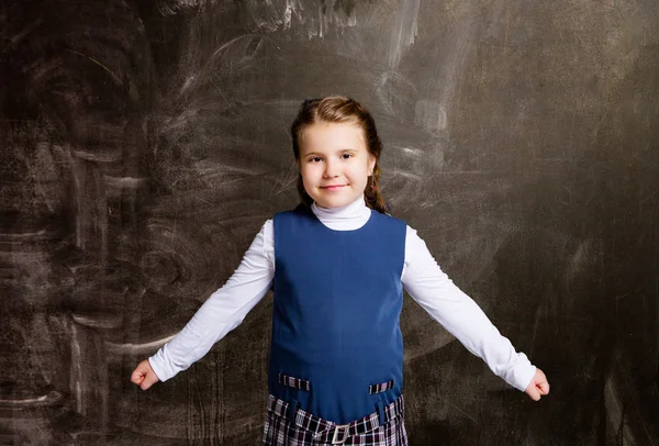 Schattige Kleine Schoolmeisje Tegen Schoolbord Met Verspreiding Armen — Stockfoto