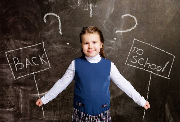 Schattige Kleine Schoolmeisje Tegen Schoolbord Met Getekende Plaat Terug Naar — Stockfoto