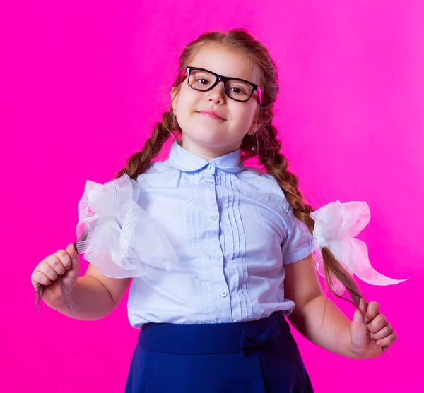 Nettes Kleines Schulmädchen Isoliert Vor Rosa Hintergrund — Stockfoto