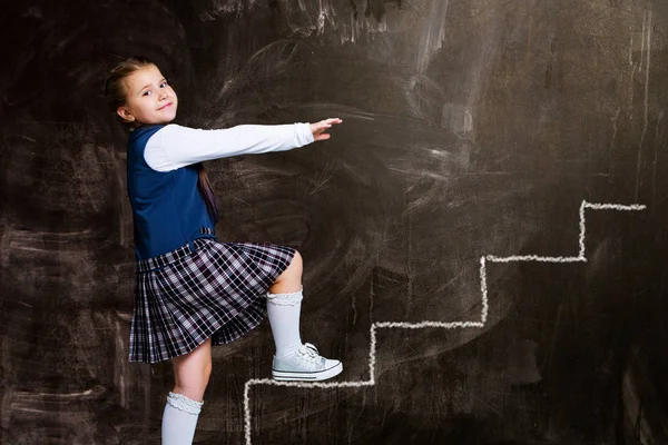 Nettes Kleines Schulmädchen Kreidetafel Mit Gezeichneten Schritten Die Tun Als — Stockfoto