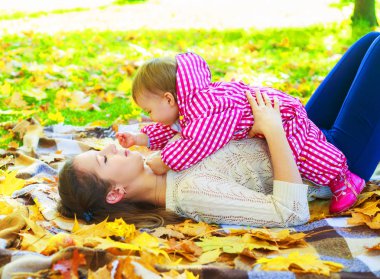 mutlu anne ve bebek sonbahar parkta vakit