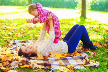 mutlu anne ve bebek sonbahar parkta vakit