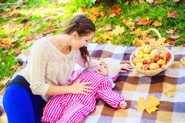 Mãe Feliz Bebê Fazendo Piquenique Parque Outono — Fotografia de Stock