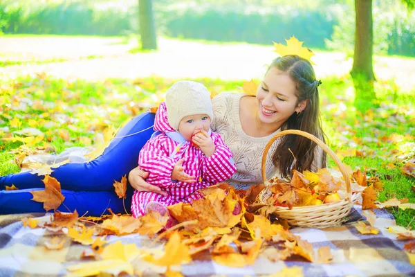 Mãe Feliz Bebê Fazendo Piquenique Parque Outono — Fotografia de Stock