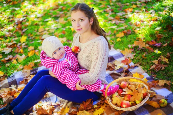 Mutlu Anne Bebek Sonbahar Parkta Piknik — Stok fotoğraf