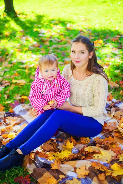 Glückliche Mutter Und Baby Ruhen Sich Herbstpark Aus — Stockfoto