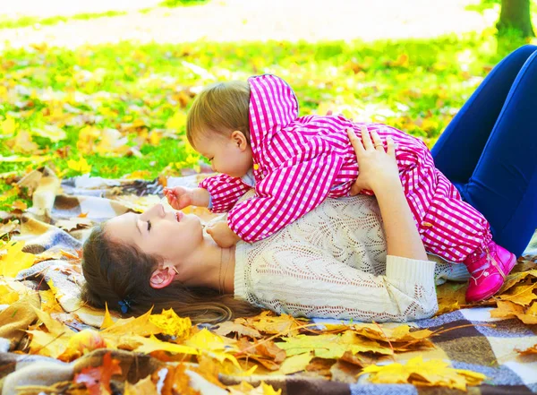 Szczęśliwą Matką Dzieckiem Spędzać Czas Parku Jesień — Zdjęcie stockowe