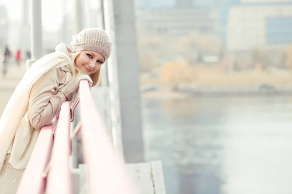 Gelukkig Blonde Vrouw Lopen Alleen Herfst Stad Brug — Stockfoto