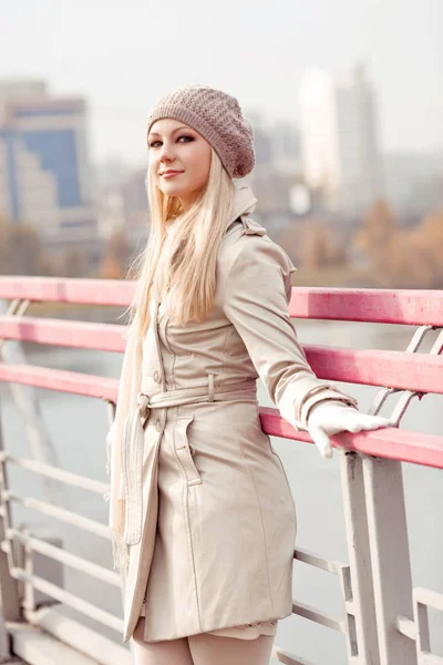 Heureuse Femme Blonde Marchant Seule Dans Ville Automne Sur Pont — Photo