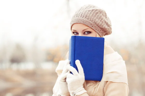 Mulher Loira Feliz Lendo Livro Parque Outono — Fotografia de Stock