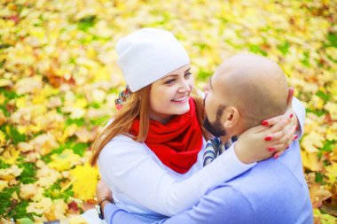 yürüyüş ve sonbahar parkta eğlenerek mutlu genç çift