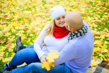 yürüyüş ve sonbahar parkta eğlenerek mutlu genç çift