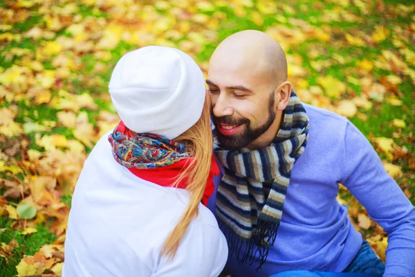 Feliz Pareja Joven Caminando Divirtiéndose Parque Otoño — Foto de Stock