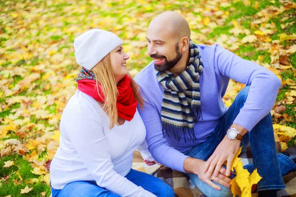 Feliz Pareja Joven Divirtiéndose Parque Otoño — Foto de Stock