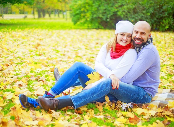 Feliz Pareja Joven Caminando Divirtiéndose Parque Otoño — Foto de Stock