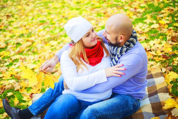 Glückliches Junges Paar Spazieren Und Haben Spaß Herbstpark — Stockfoto