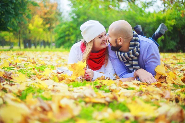 Feliz Pareja Joven Caminando Divirtiéndose Parque Otoño — Foto de Stock