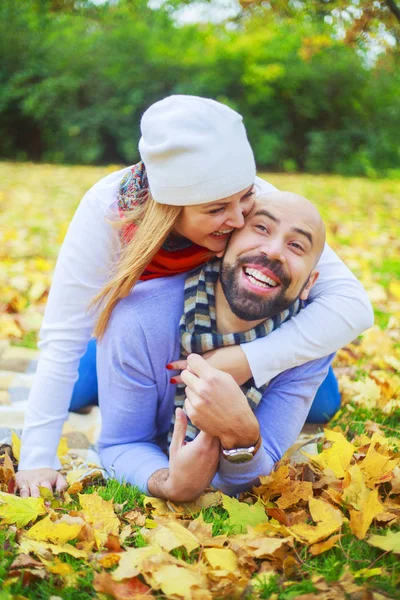 幸せな若いカップル ウォーキングと秋の公園で楽しんで — ストック写真