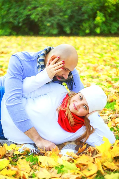 Feliz Pareja Joven Caminando Divirtiéndose Parque Otoño — Foto de Stock