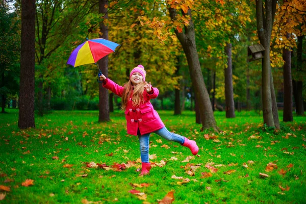 Felice Bambina Con Ombrello Colorato All Aperto Nel Parco Autunnale — Foto Stock