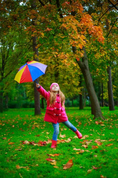 Gelukkig Klein Meisje Met Een Kleurrijke Paraplu Buiten Herfst Park — Stockfoto