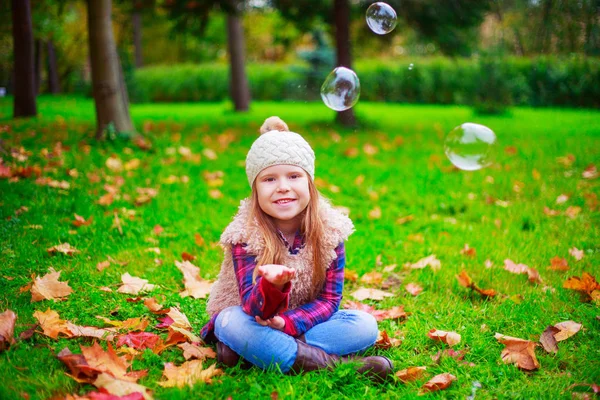 Gelukkig Meisje Tijd Doorbrengen Spelen Met Zeepbellen Buiten Herfst Park — Stockfoto