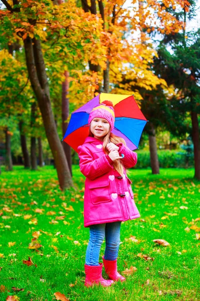 Gelukkig Klein Meisje Met Een Kleurrijke Paraplu Buiten Herfst Park — Stockfoto