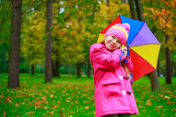 Glückliches Kleines Mädchen Mit Einem Bunten Regenschirm Draußen Herbstpark — Stockfoto