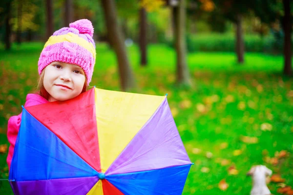 Felice Bambina Con Ombrello Colorato All Aperto Nel Parco Autunnale — Foto Stock