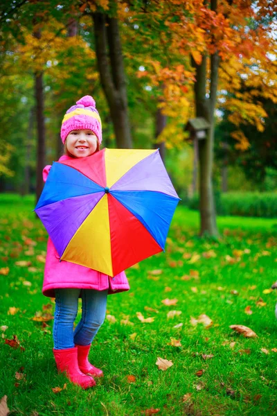 Gelukkig Klein Meisje Met Een Paraplu Buiten Herfst Park — Stockfoto