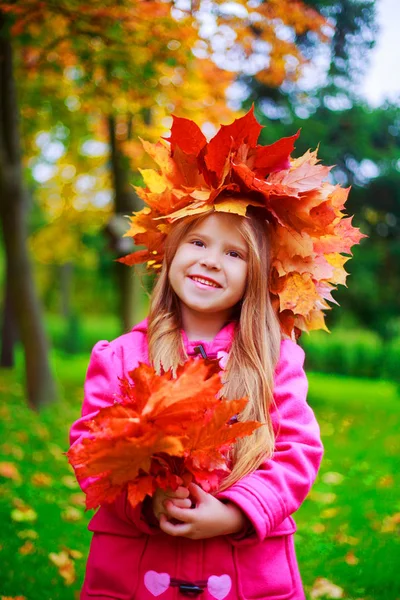 Szczęśliwa Dziewczynka Żółty Czerwony Jesień Liści Odkryty Parku Jesień — Zdjęcie stockowe