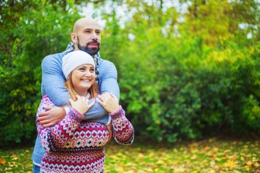 yürüyüş ve sonbahar parkta eğlenerek mutlu genç çift