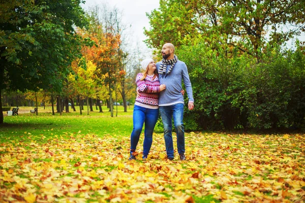 Счастливая Молодая Пара Гуляет Веселится Осеннем Парке — стоковое фото