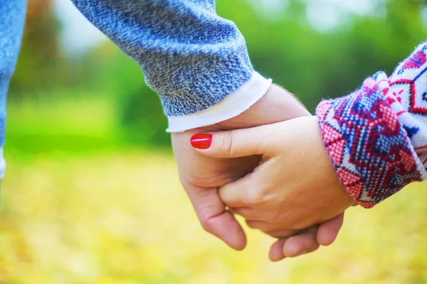 Händerna Ett Lyckligt Unga Par Promenader Och Kul Parken Hösten — Stockfoto
