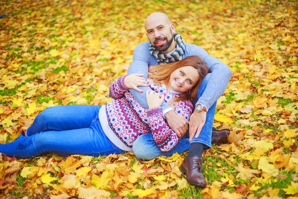 幸せな若いカップル ウォーキングと秋の公園で楽しんで — ストック写真