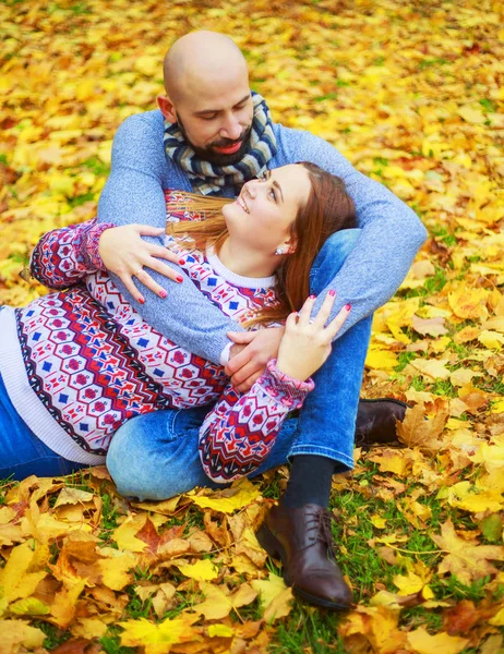 Yürüyüş Sonbahar Parkta Eğlenerek Mutlu Genç Çift — Stok fotoğraf