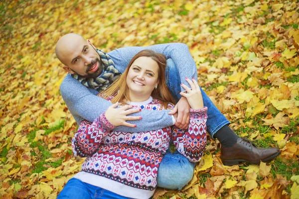 Feliz Pareja Joven Caminando Divirtiéndose Parque Otoño — Foto de Stock