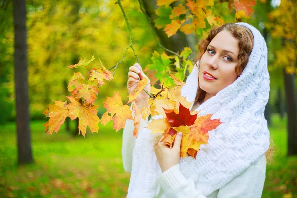 秋の公園で長い巻き毛を持つ美しい若い Plussize モデル — ストック写真