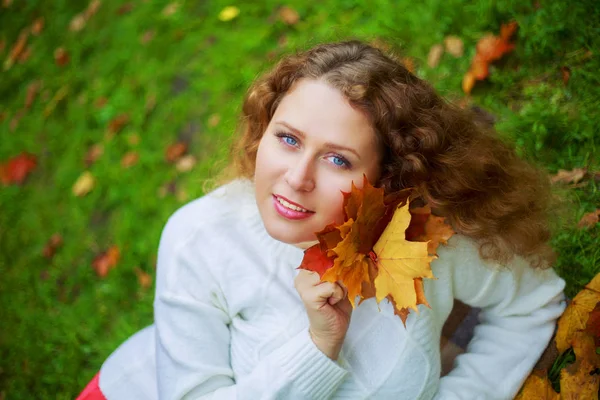 Beau Jeune Modèle Plusse Dans Parc Automne — Photo