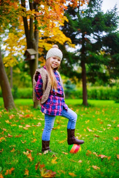 Glad Liten Tjej Leker Med Boll Som Utomhus Parken Hösten — Stockfoto